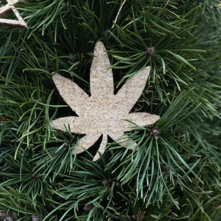 Листок Гострий (новорічна конопляна прикраса) 85×100 мм, на ялинці