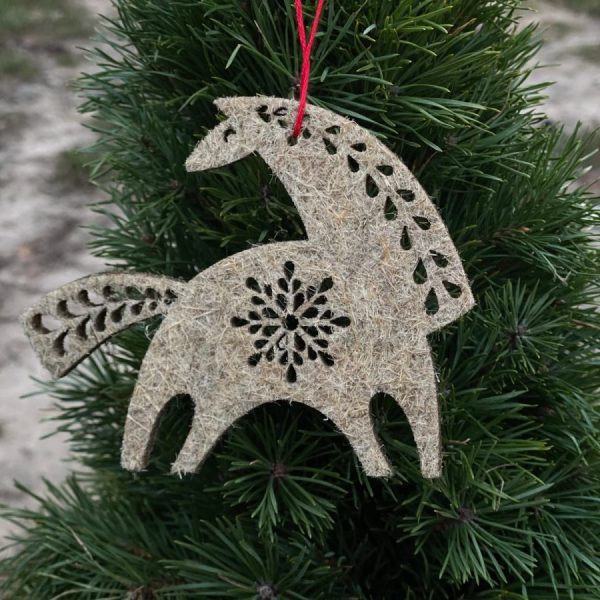 Мандрівний Коник (новорічна конопляна прикраса) 130×100 мм на ялинці