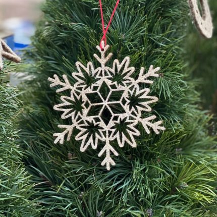 Сніжинка Еко-Мереживо (новорічна конопляна прикраса) 120×120 мм на ялинці