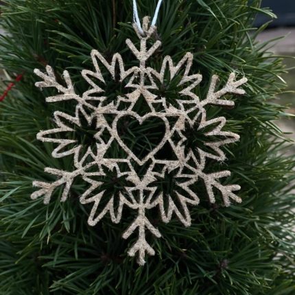 Сніжинка з Сердечком (новорічна конопляна прикраса) 100×100 мм на ялинці
