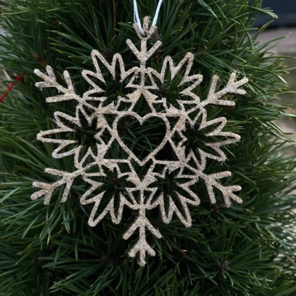 Сніжинка з Сердечком (новорічна конопляна прикраса) 100×100 мм на ялинці