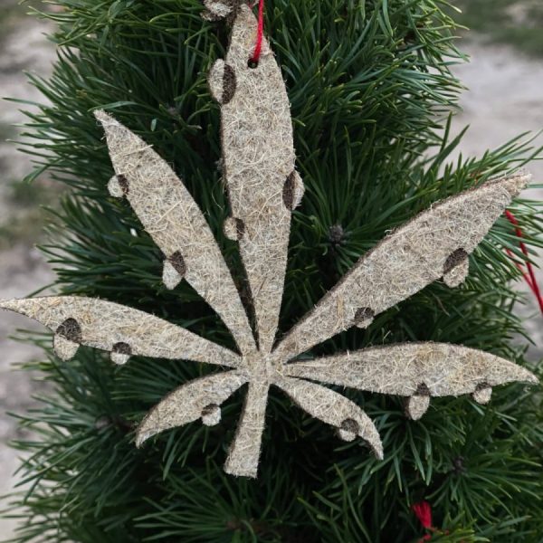 Ялинка декоративна (новорічна конопляна прикраса) 190×175 мм на ялинці